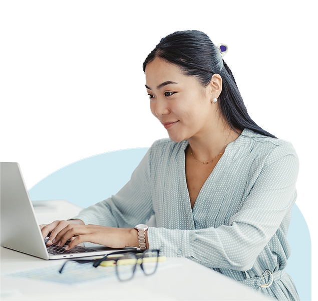 Eine Frau sitzt konzentriert am Laptop