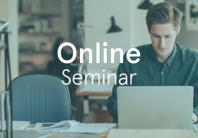 Person tippt Namen von Online-Seminar