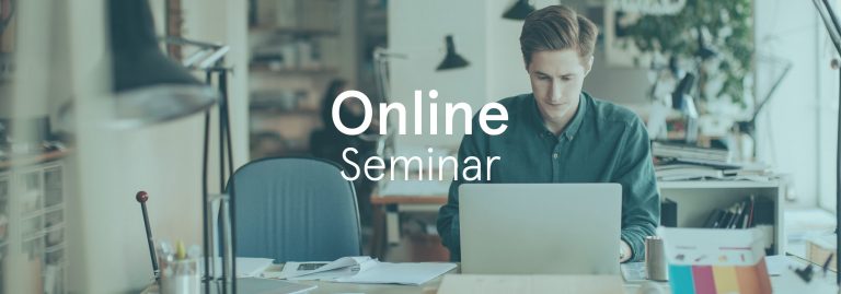 Person tippt Namen von Online-Seminar