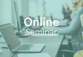 Mann nimmt an Online-Seminar teil